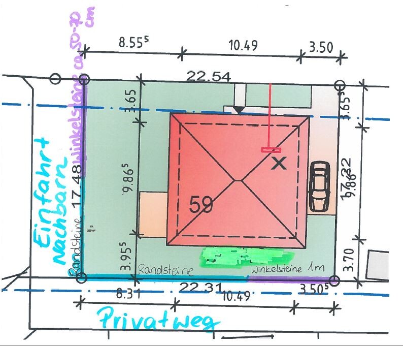 Grundstücksplan: rotes Haus, Zufahrt rechts, Gartenflächen, Maßangaben.
