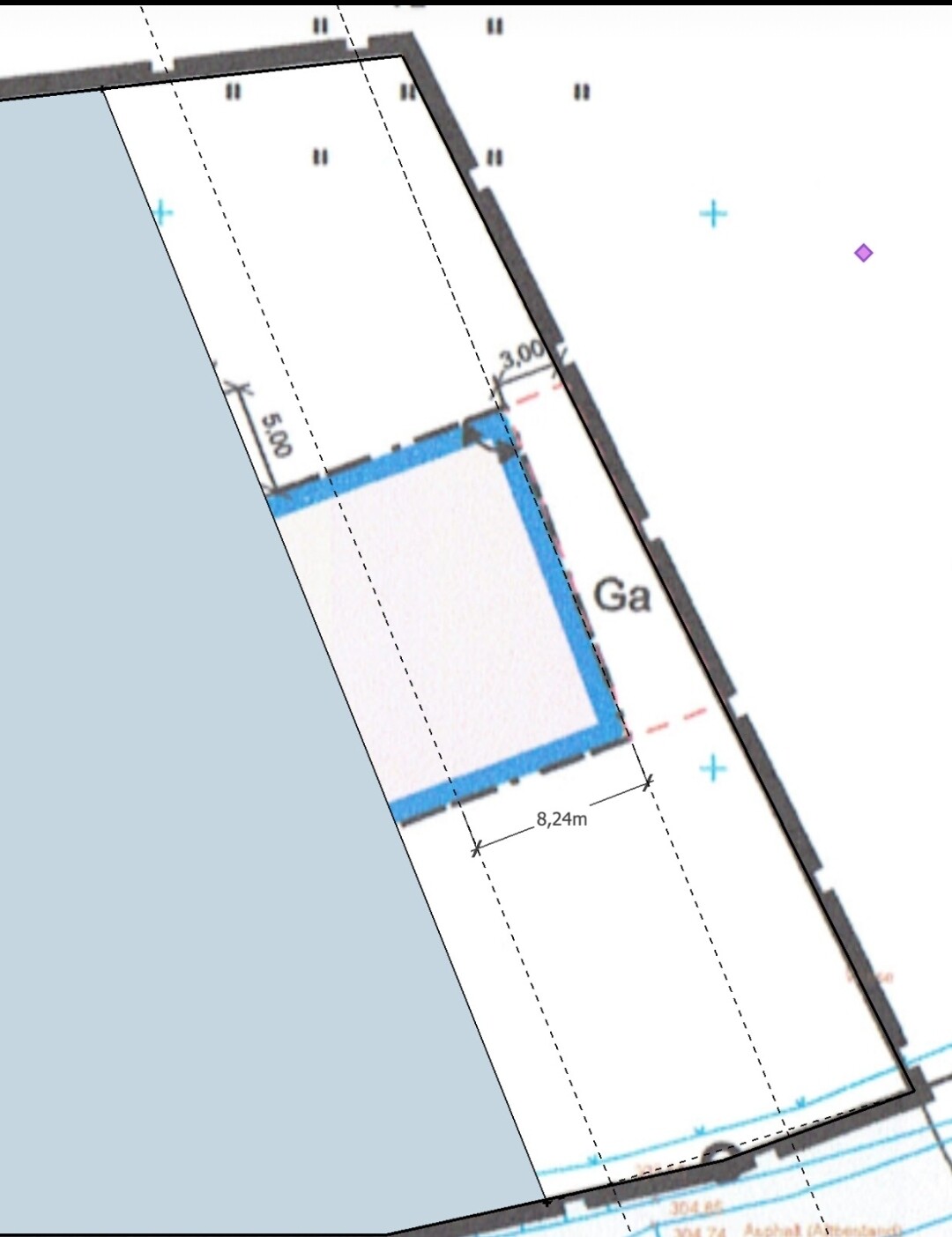 Grundrissplan eines Gebäudefußabdrucks auf Grundstück mit Maßen