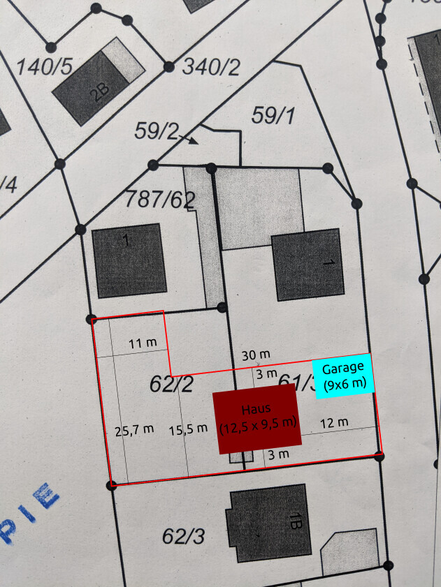 Lageplan eines Grundstücks mit Hausgrundriss, Maßen und Garage farbig markiert.