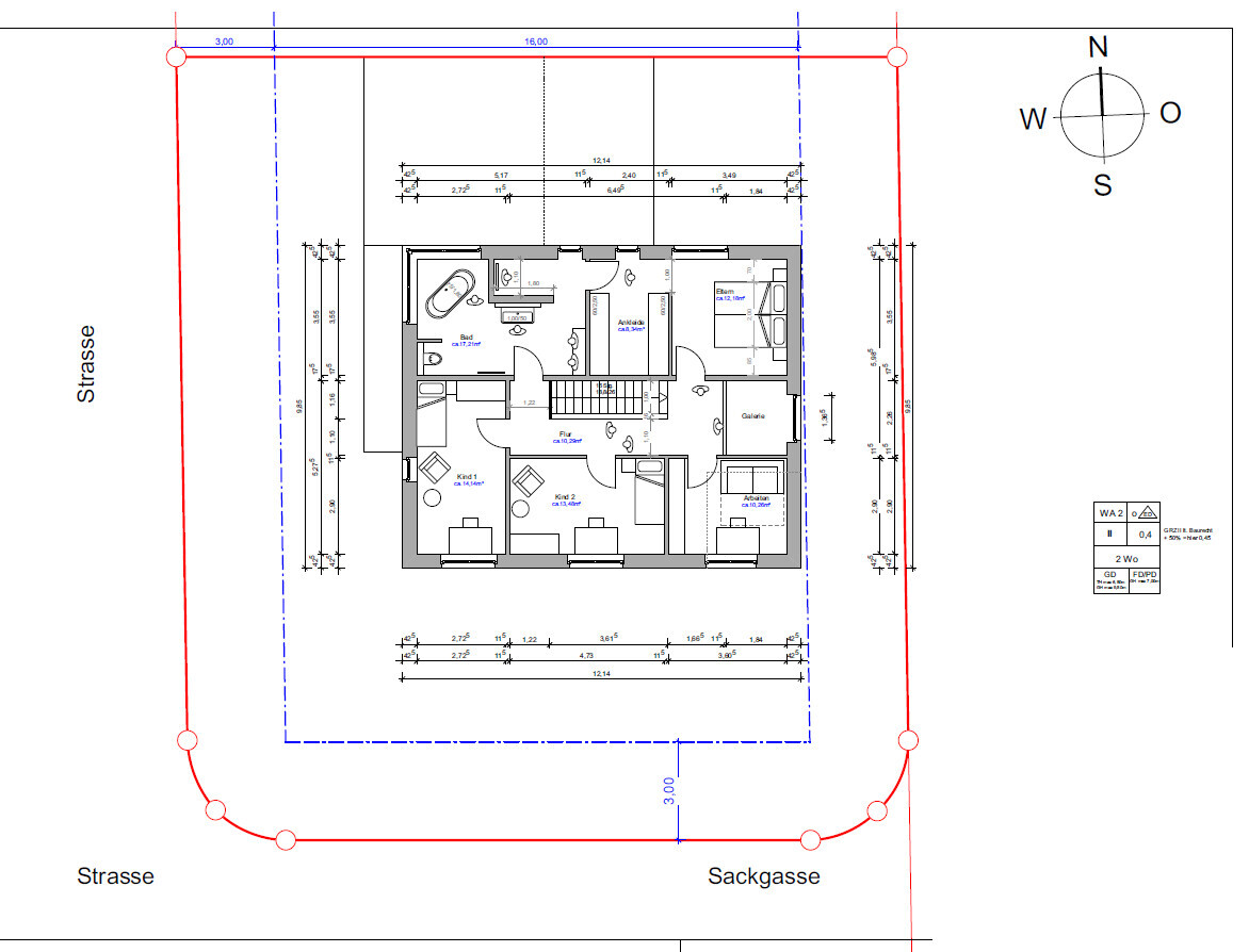 Grundriss eines Wohnhauses mit Innenräumen, Flur, Treppe und Außenbereich an einer Straßenumfassung.