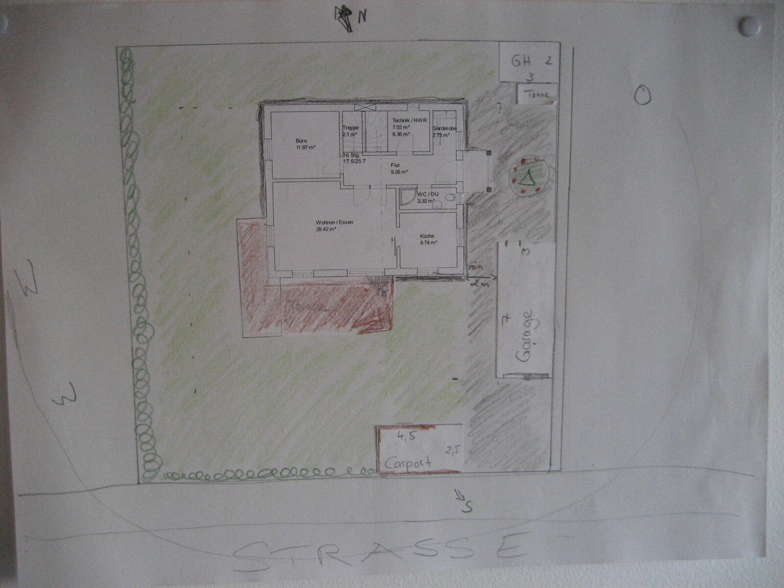 Grundriss eines Hauses mit Garten, Garage und Carport; Innenräume: Büro, Küche, Wohnen/Essen.
