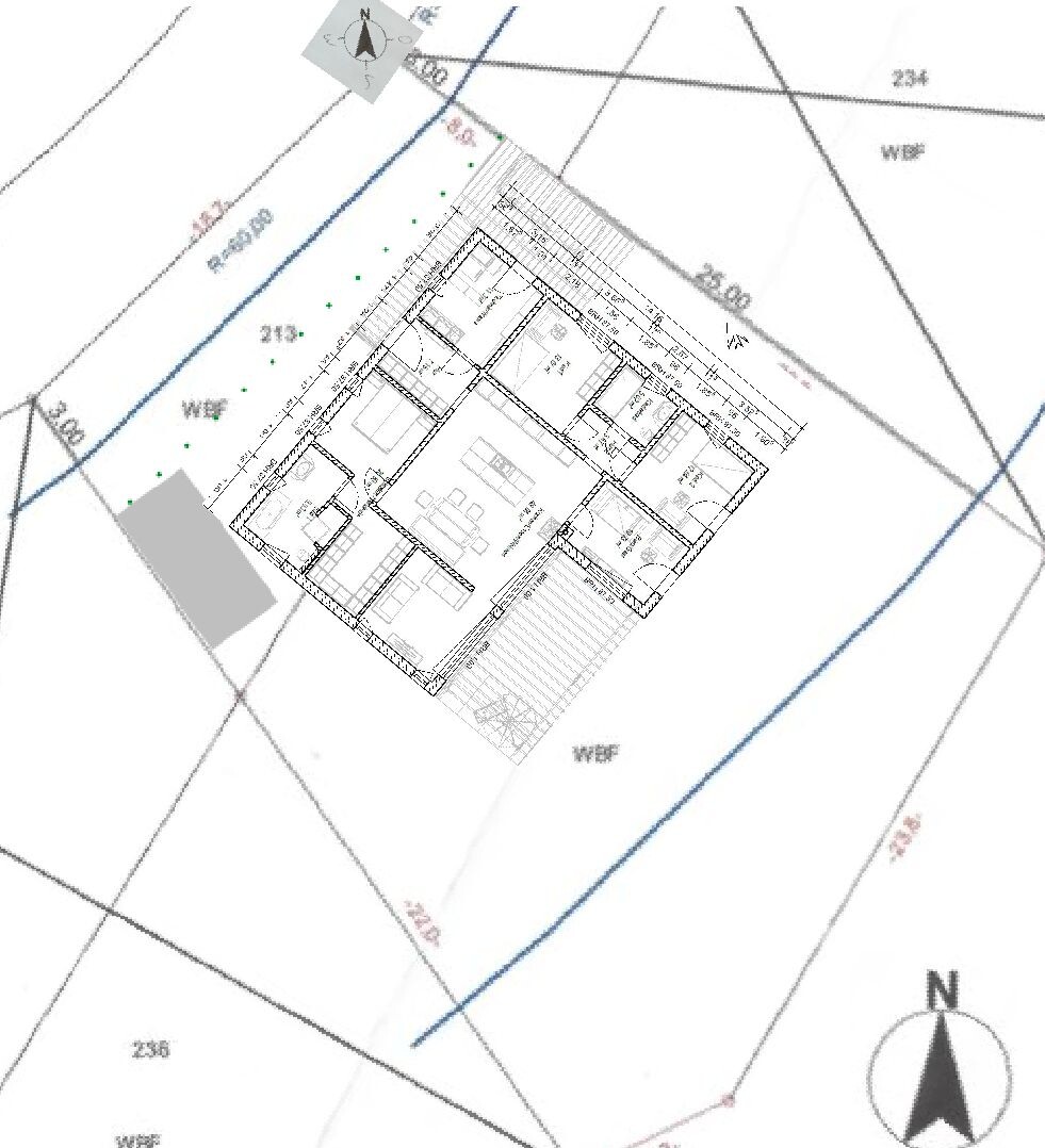 Überlagerter Grundriss eines Wohnhauses auf einem Lageplan mit Kompassrose im Hintergrund.