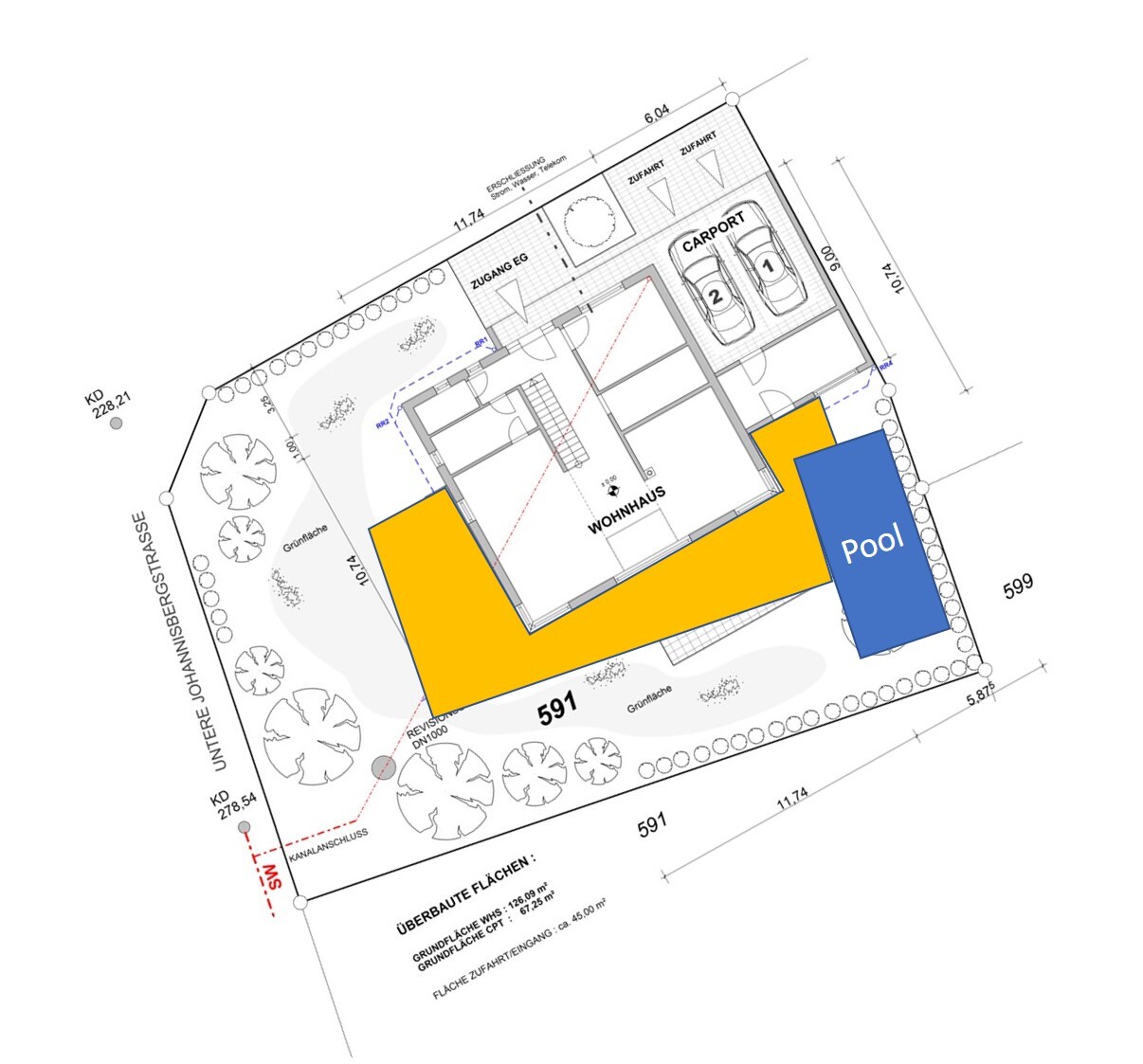 Lageplan eines Hauses mit Carport, Pool und gelb markierter Terrasse im Garten.