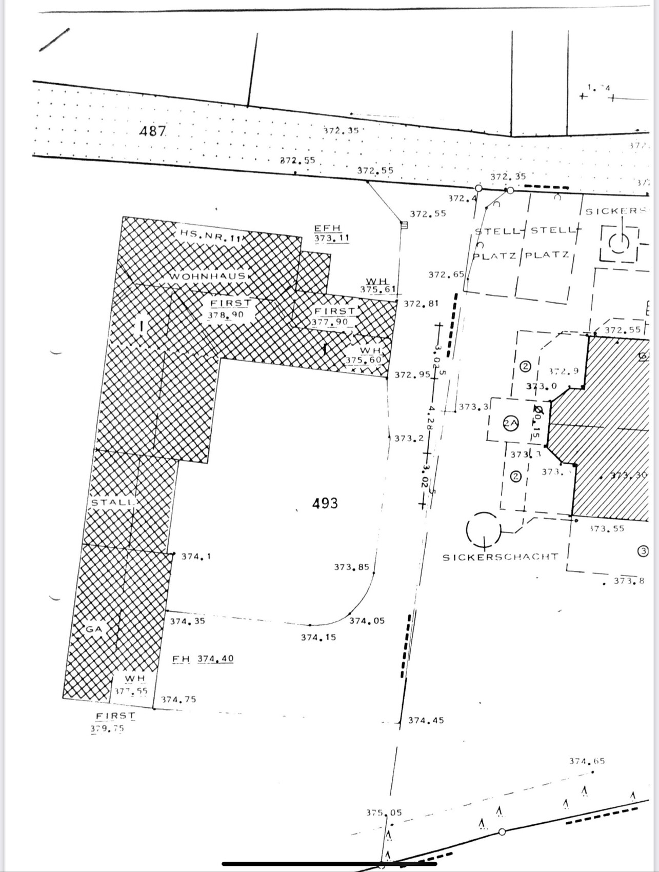 Lageplan eines Grundstücks: Wohnhaus und Stallgebäude, First, Sickerschacht, Platzflächen.