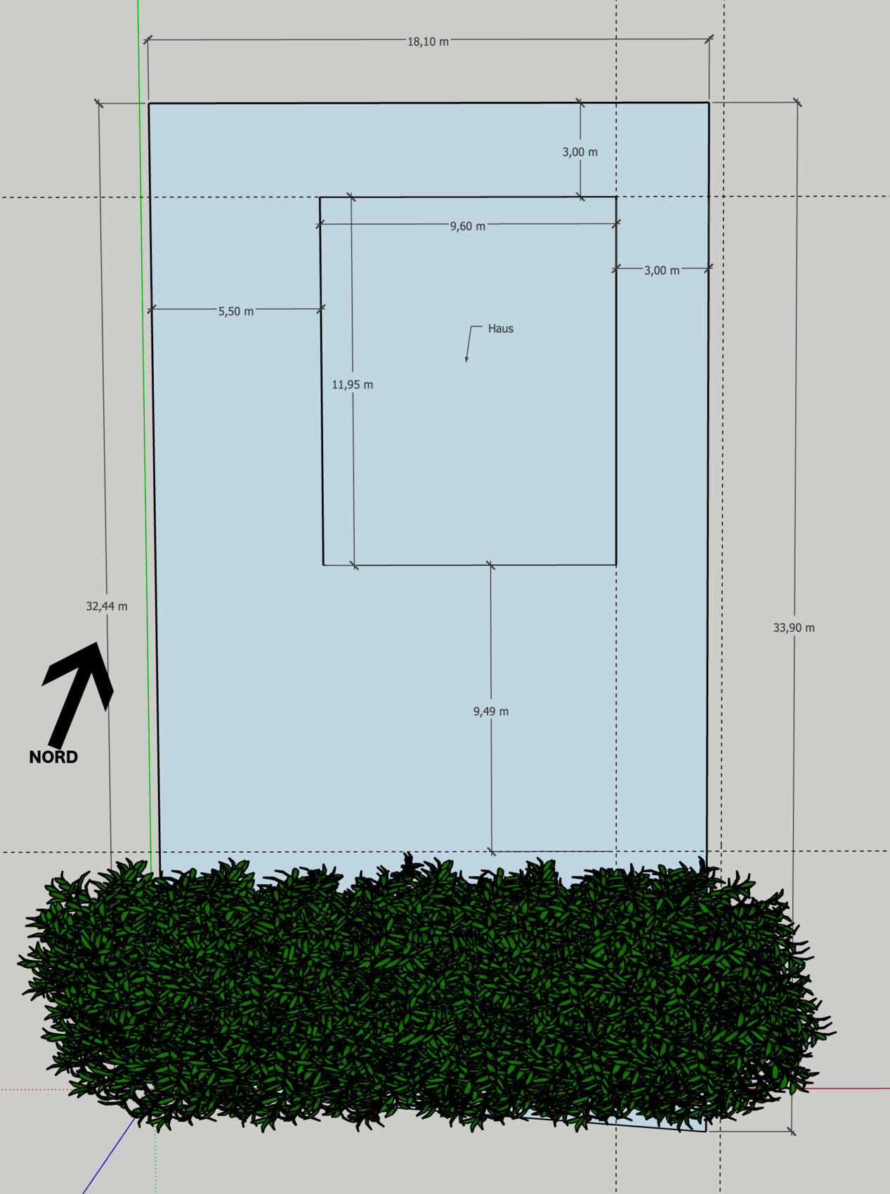 Grundstücksplan: äußeres Rechteck mit Innenhaus, Nordpfeil, Maßangaben und Hecke.
