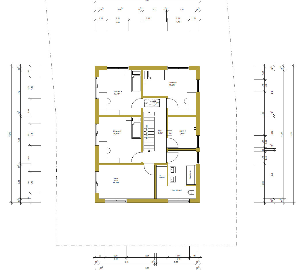 Grundrissplan eines Einfamilienhauses mit Zimmern, Fluren und Grundstücksbegrenzung