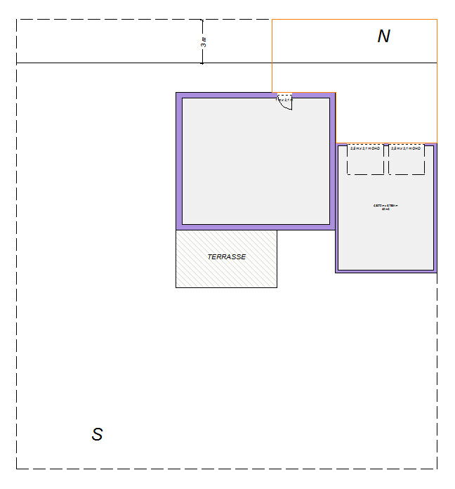 Grundriss eines Gebäudes mit Terrasse: links großes Gebäude, rechts kleiner Anbau; Terrasse unten; Norden oben.