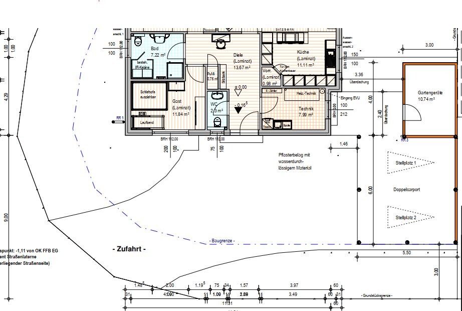 Grundriss eines Hauses mit Diele, Küche, Bad, WC, Gast- und Schlafzimmer; Zufahrt und Parkplatz.