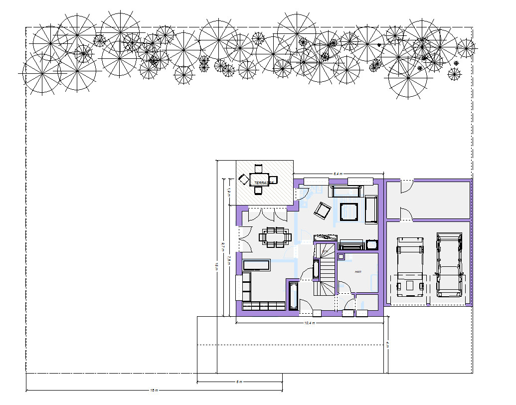 Grundriss eines Hauses: Wohnzimmer, Essen, Küche, Treppe, Bad, Schlafzimmer, Garage mit zwei Autos.