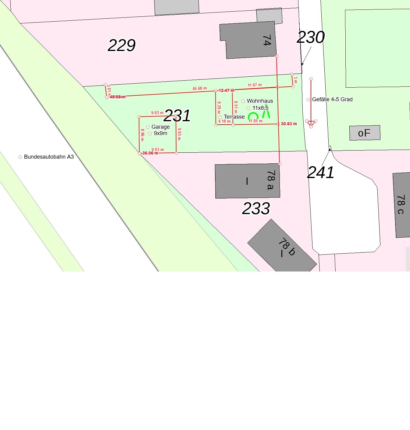 Lageplan mehrerer Grundstücke mit Haus, Terrasse, Garage und roten Maßlinien samt Straßendetails.