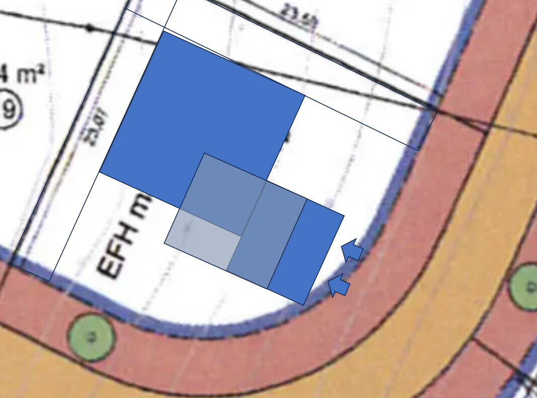Architekturplan: Mehrere blaue Rechtecke überlagern sich, Pfeile markieren einen Eingang.