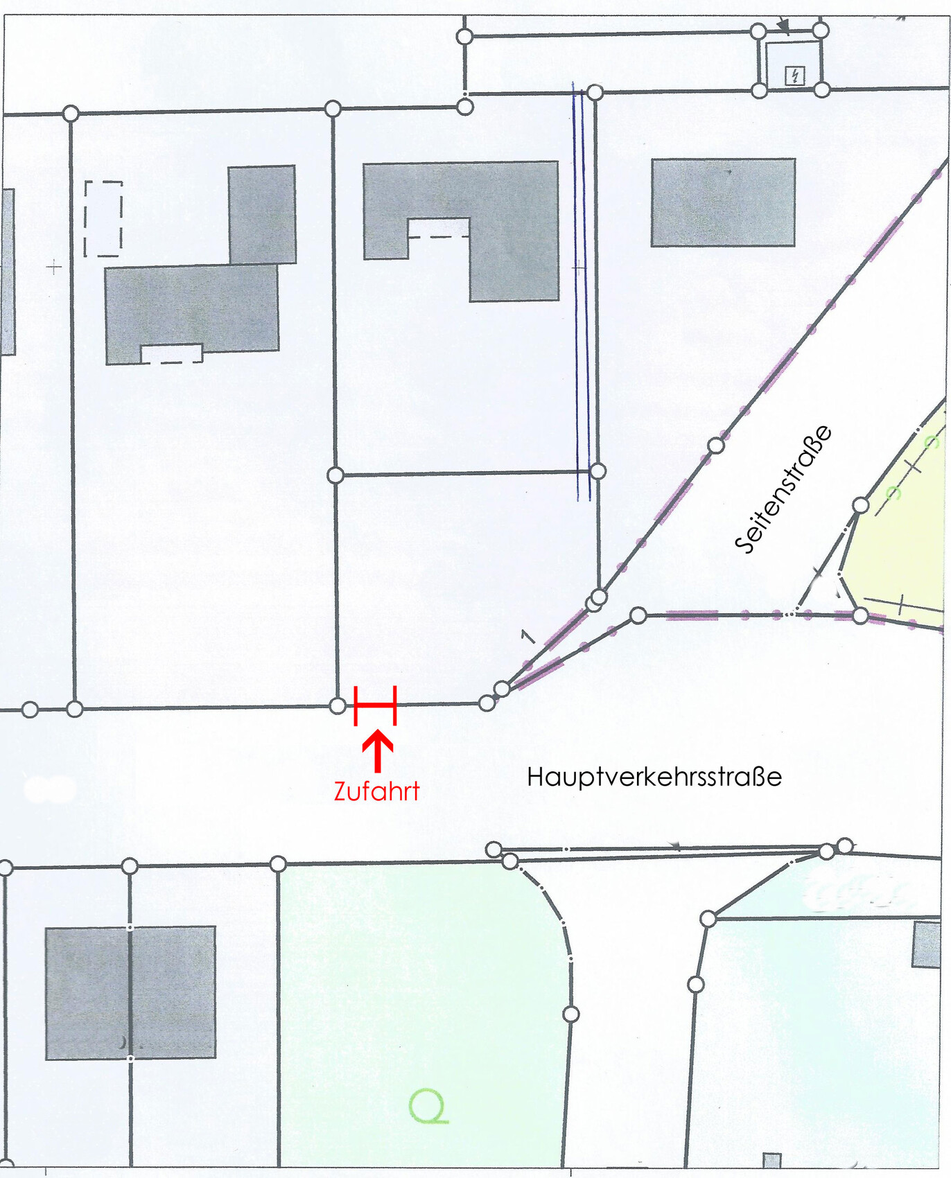 Lageplan eines Baugrundstücks mit Zufahrt, Hauptverkehrsstraße und Seitenstraße.