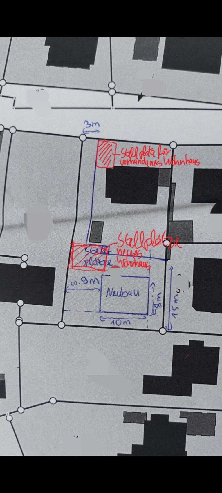 Lageplan: Neubau in Blau, rote Markierungen, umliegende Gebäude.