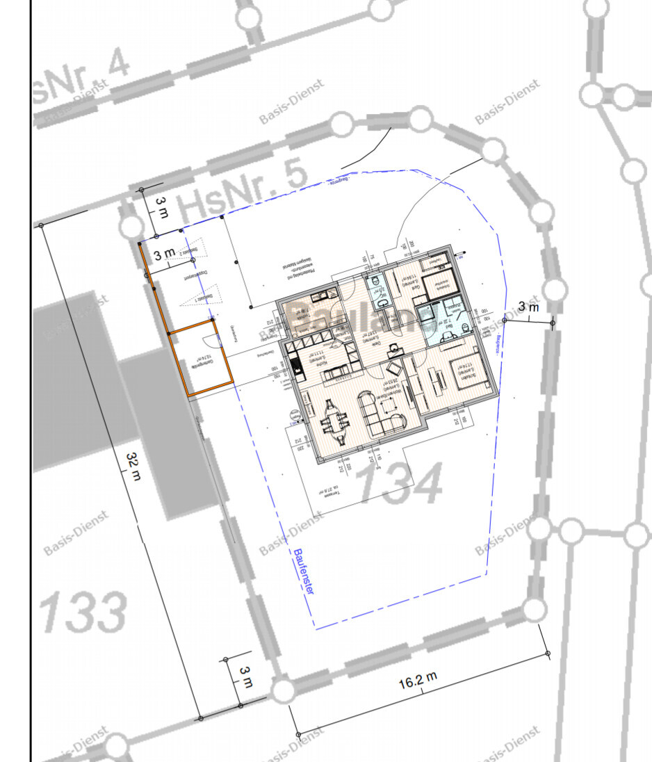 Grundriss eines Gebäudes auf einem Baugrundstück mit Umriss, Innenaufteilung und Maßangaben.
