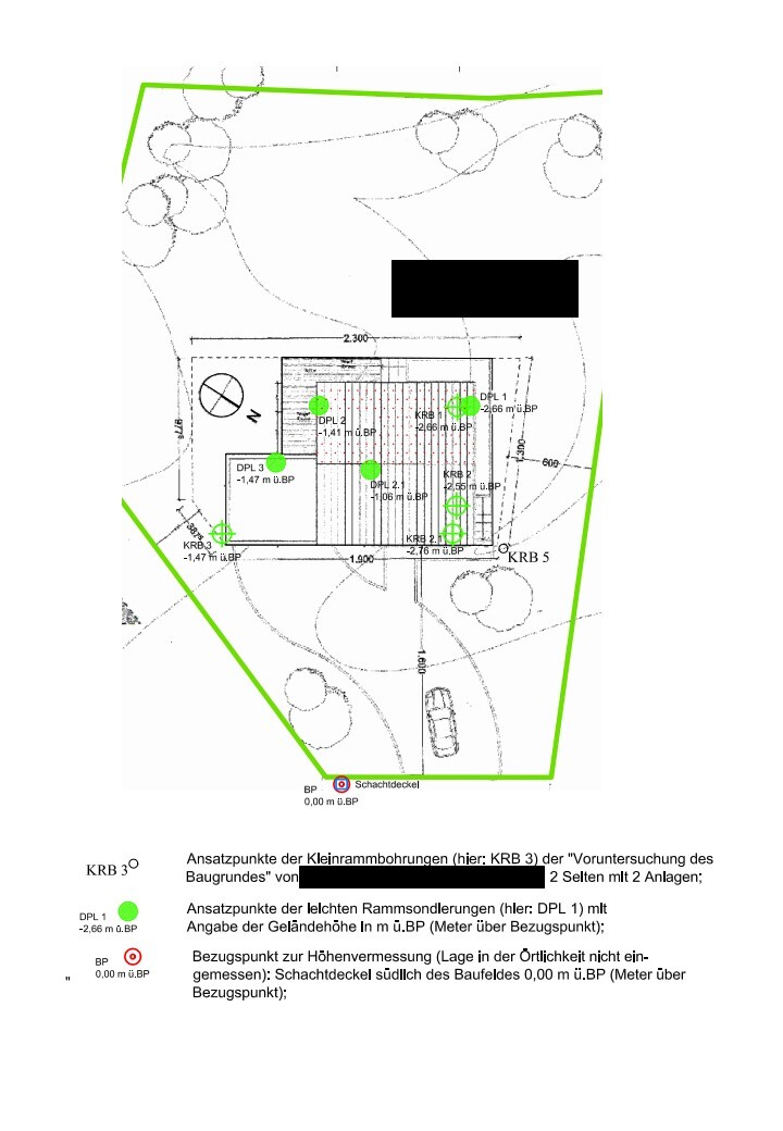 Lageplan eines Baugrundstücks mit grün markierter Grenze, Gebäudeumriss und Messpunkte.