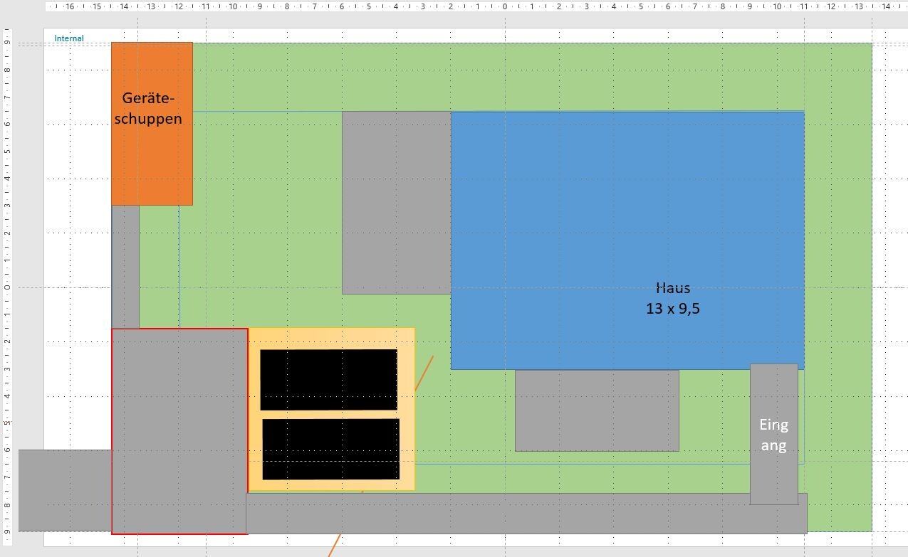 Grundriss eines Gartens: blaues Haus (13 x 9,5), orange Geräteschuppen, Eingang