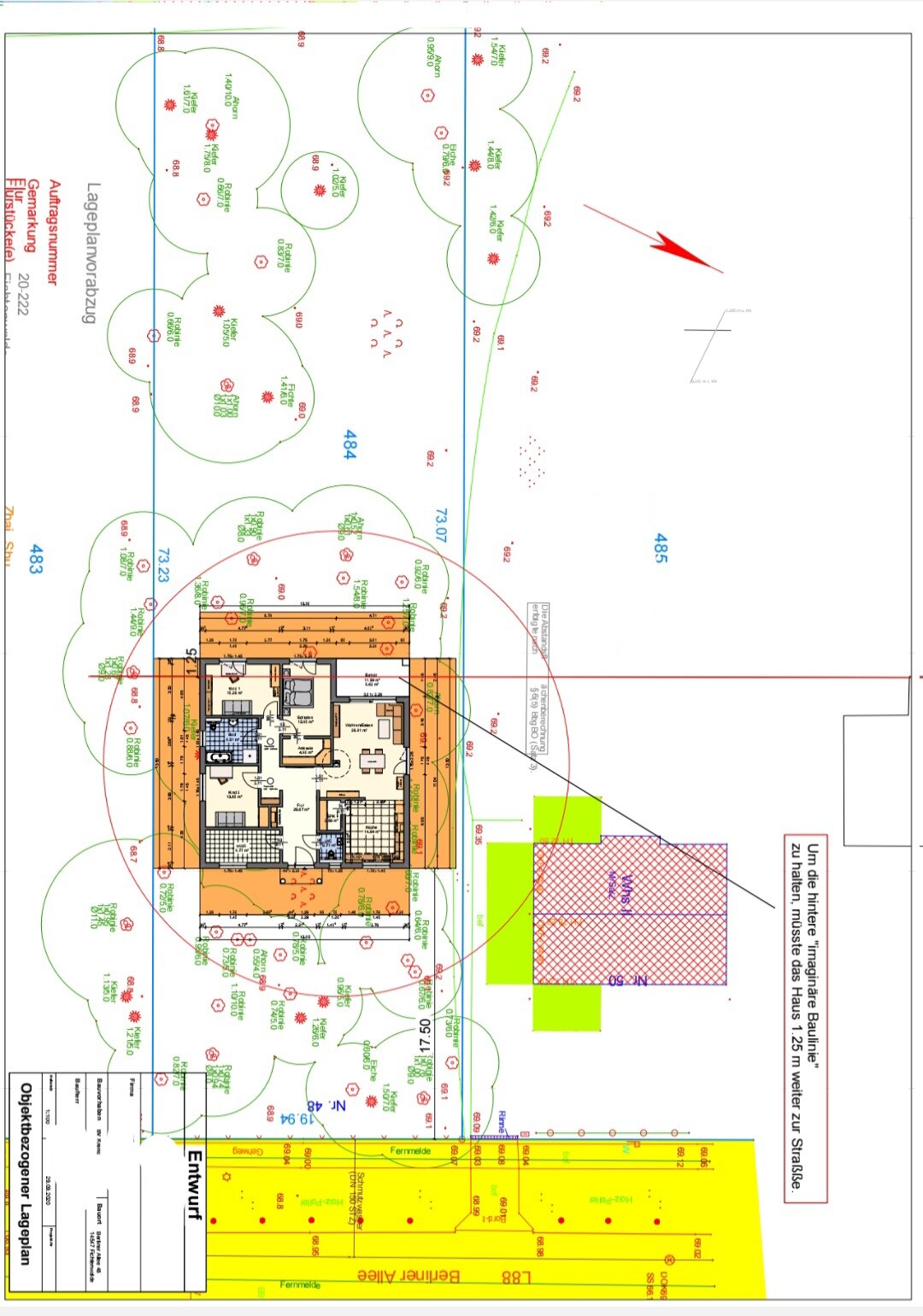 Grundriss eines Gebäudes mit kleinem Garten, umliegenden Bäumen und Bauplan-Details