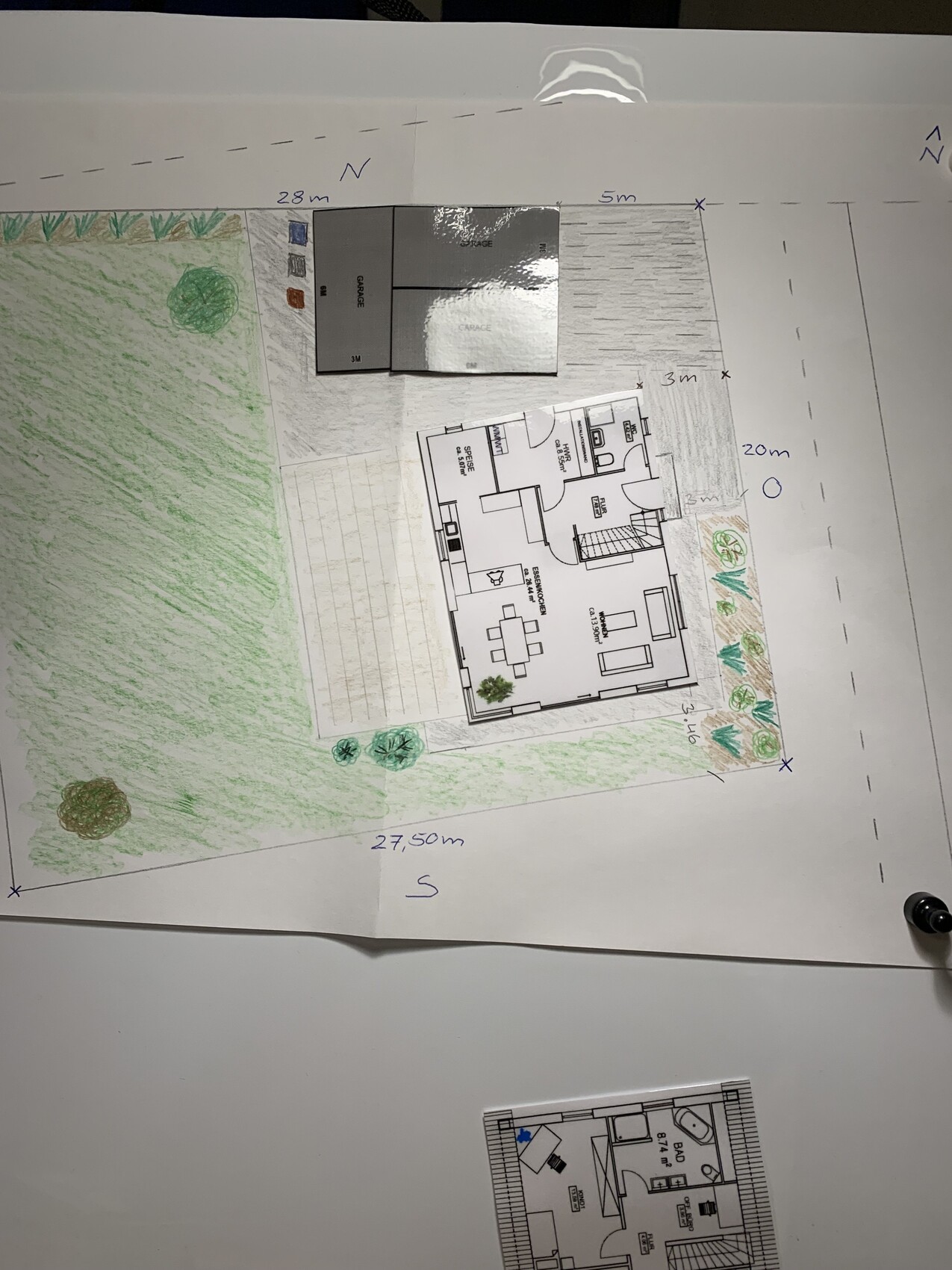 Grundrissplan eines Hauses mit Garage, Garten und Zufahrt.