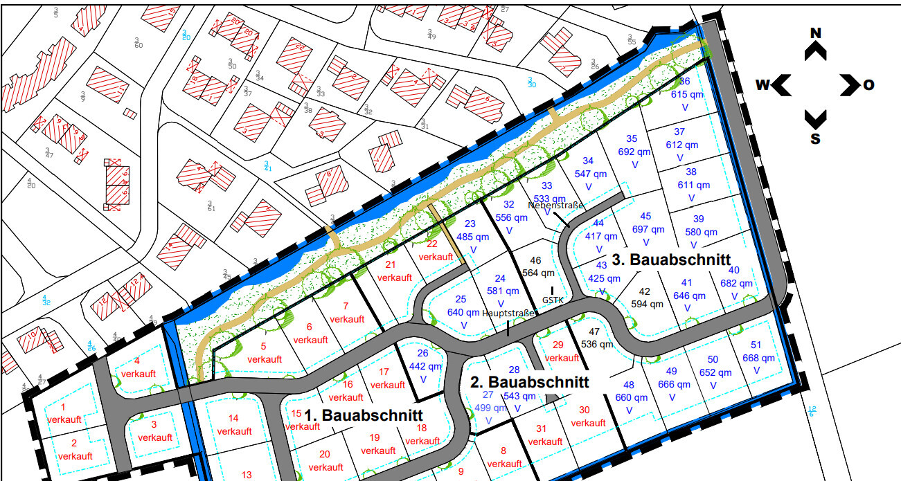 Lageplan eines Baugebiets mit drei Bauabschnitten, Parzellen, Straßen und Flusslauf.
