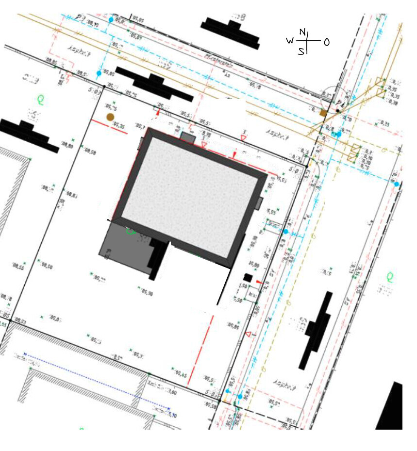 Lageplan eines Gebäudes mit Fundament, Außenmaße und Messlinien auf einer Baustelle.
