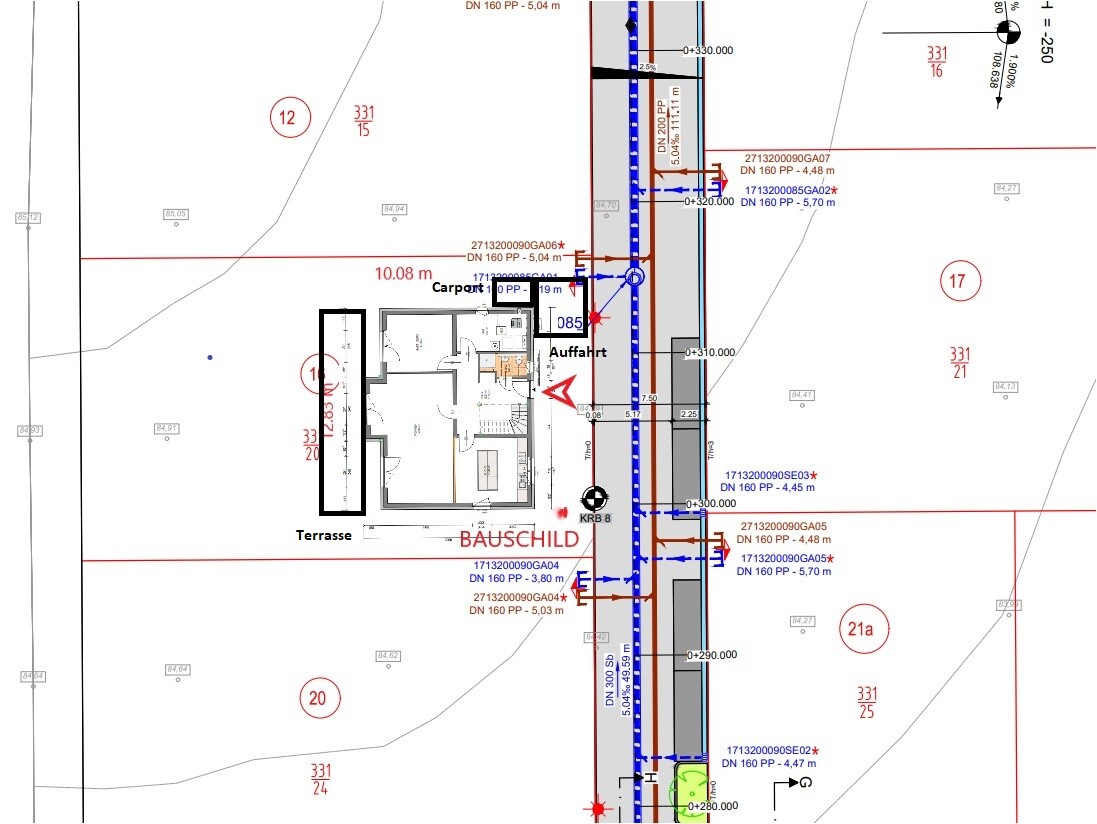 Grundriss eines Hauses mit Terrasse, Zufahrt und blau markierten Rohrleitungen auf dem Baugrundstück.