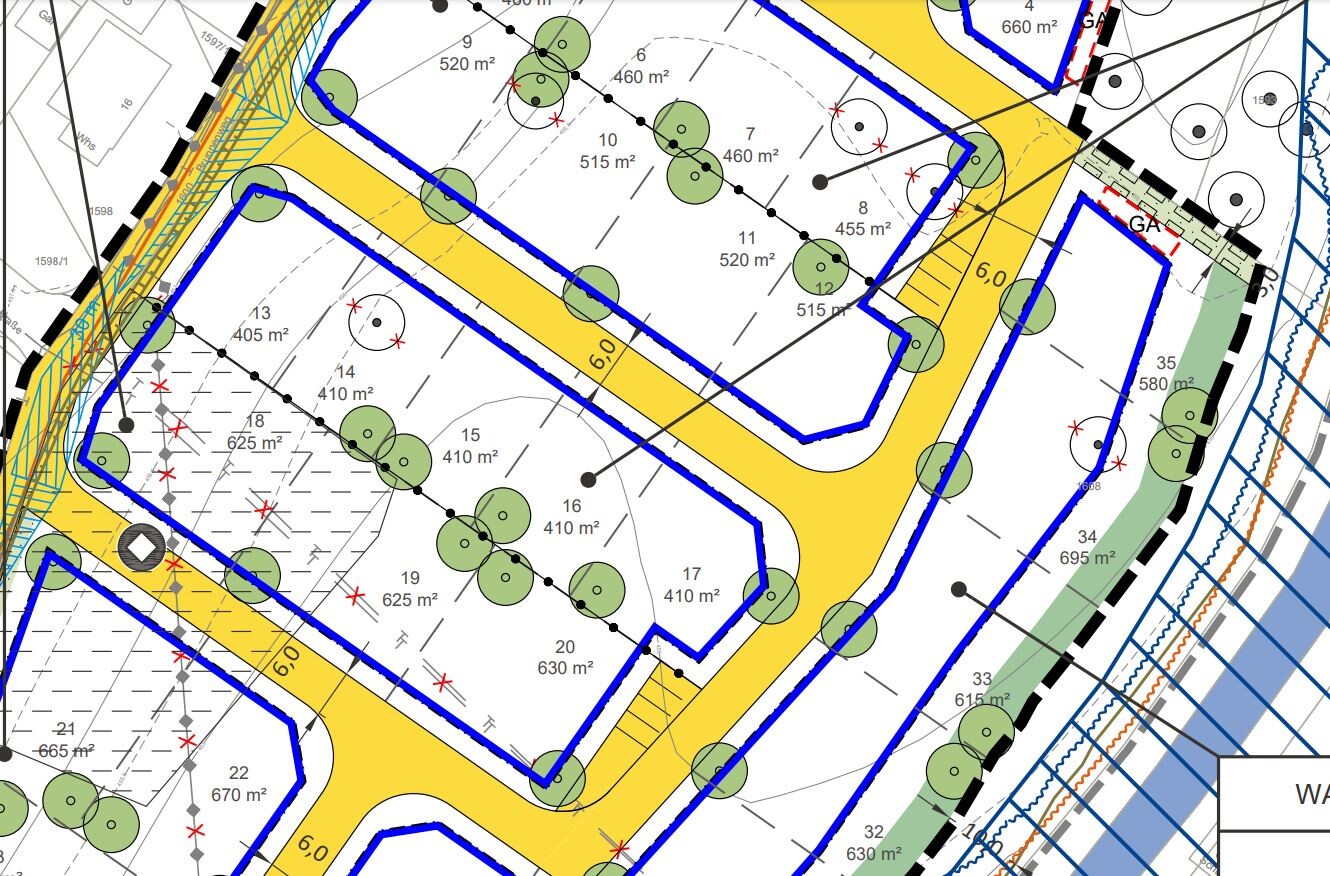 Lageplan eines Baugebiets: gelbe Straßen, blaue Umrisse, grüne Bäume, Maßangaben
