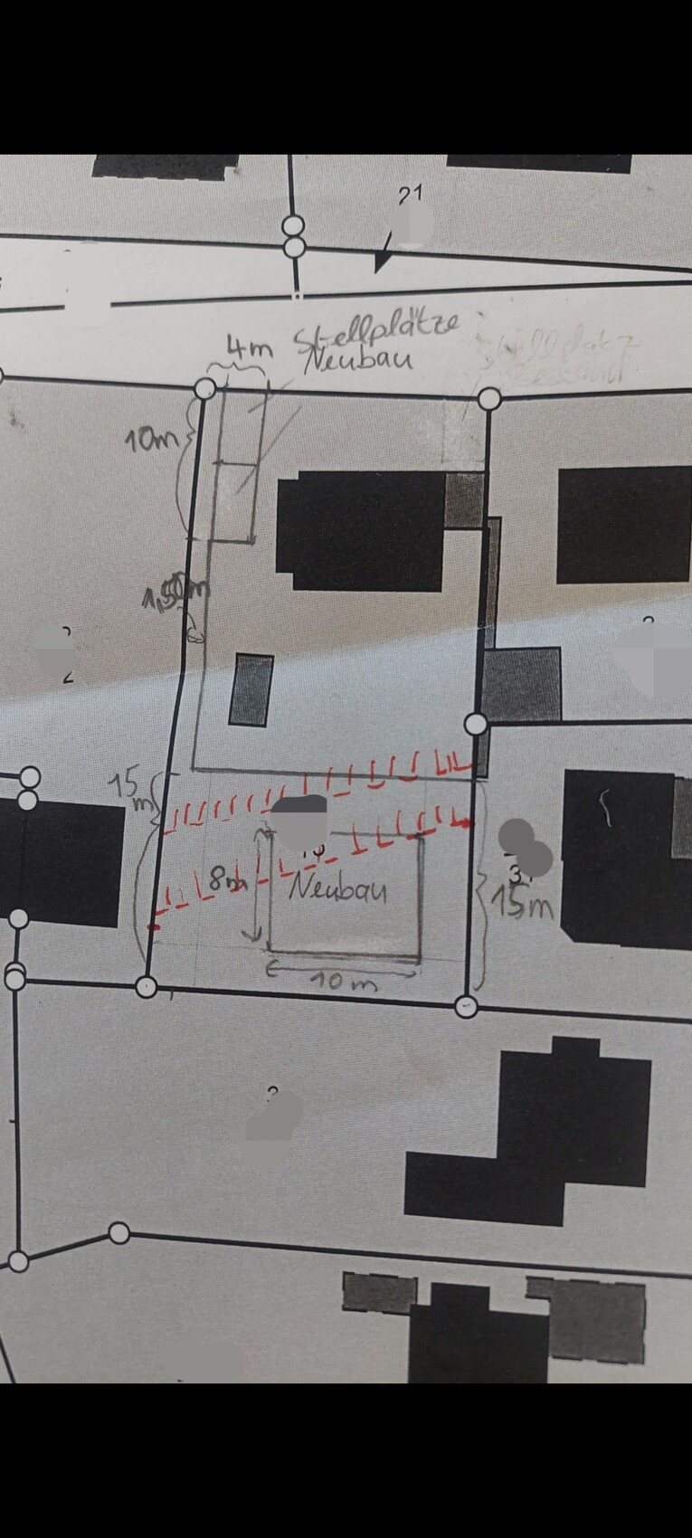 Lageplan eines Grundstücks mit Neubau, umliegenden Gebäuden und Abstandsmaßen.