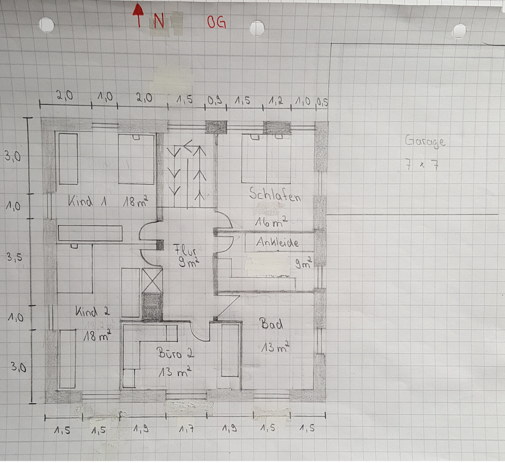 Handgezeichneter Grundriss eines Hauses mit Schlafen, Kind 1, Bad, Ankleide, Büro und Garage.