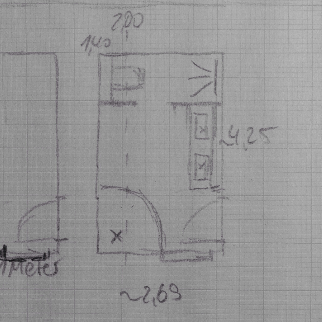 Handgezeichnete Grundrissskizze eines Raumplans mit Türen und Maßangaben