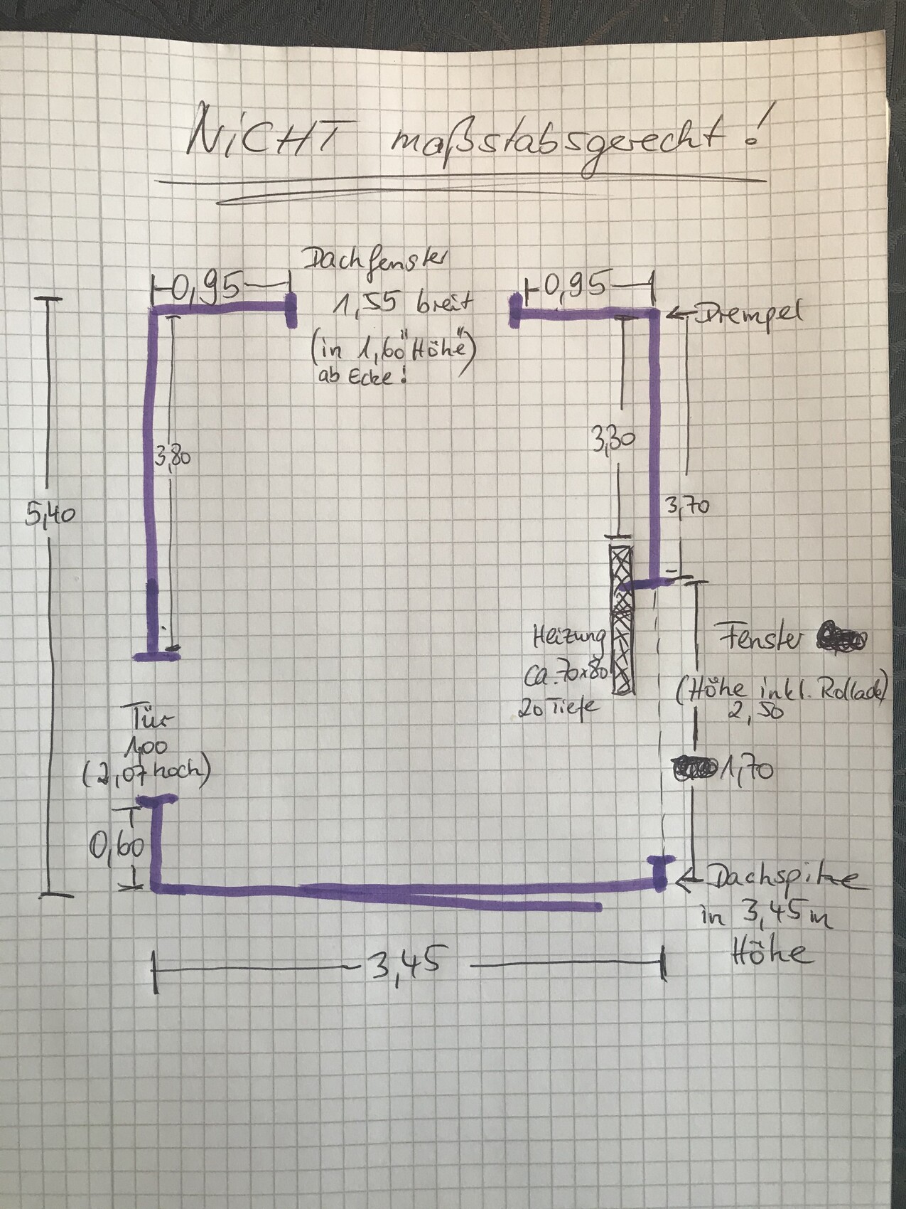 Handgezeichnete Grundriss-Skizze mit Abmessungen, Türen, Fenstern und violetter Leitungsführung.