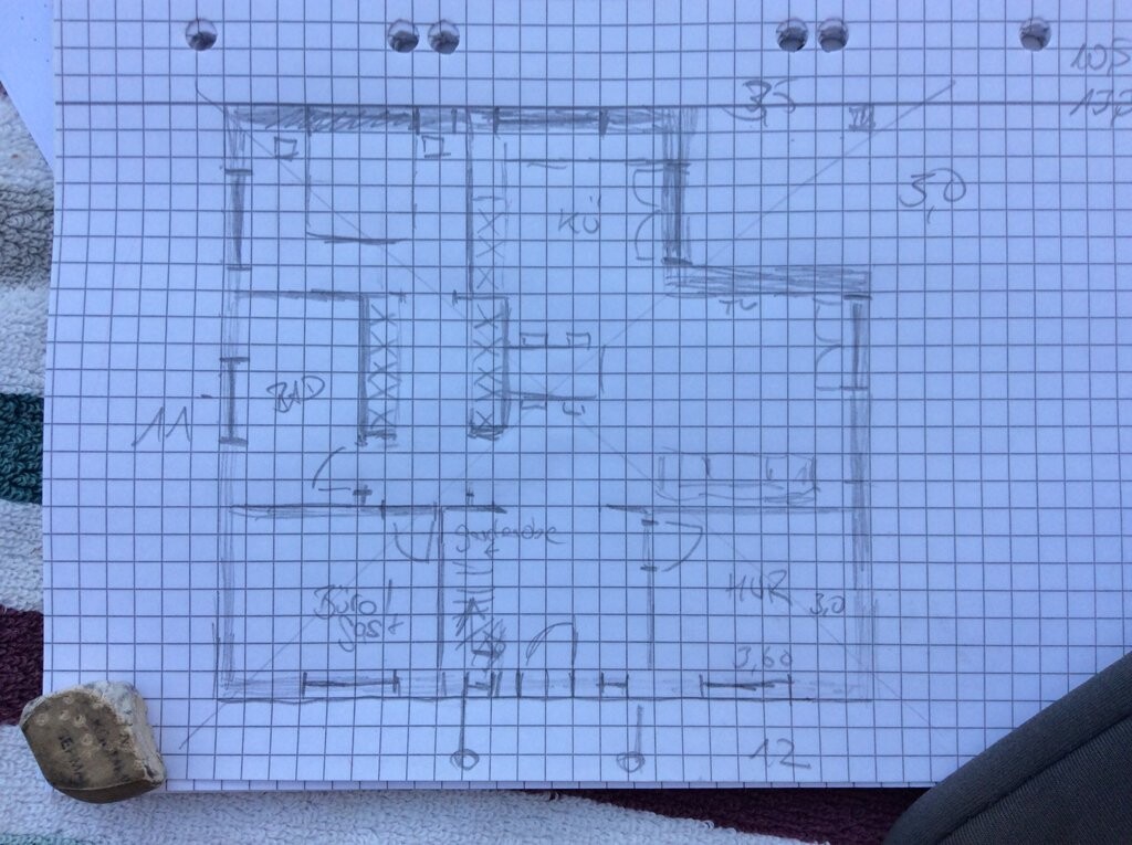 Skizze eines Wohnungs-Grundrisses auf kariertem Papier mit Zimmern und Türen.