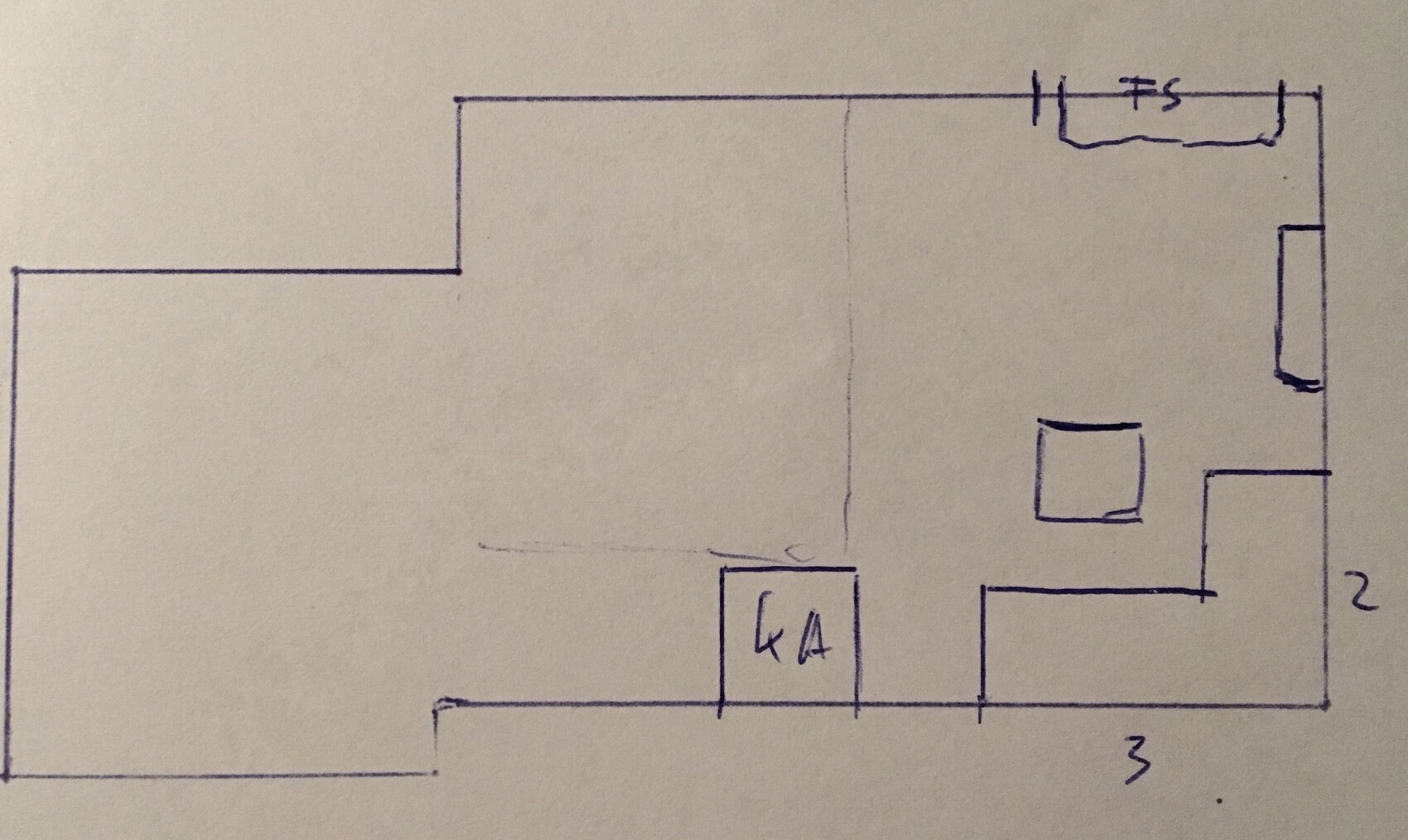 Handskizze eines Grundrisses mit Zimmeranordnung auf Papier