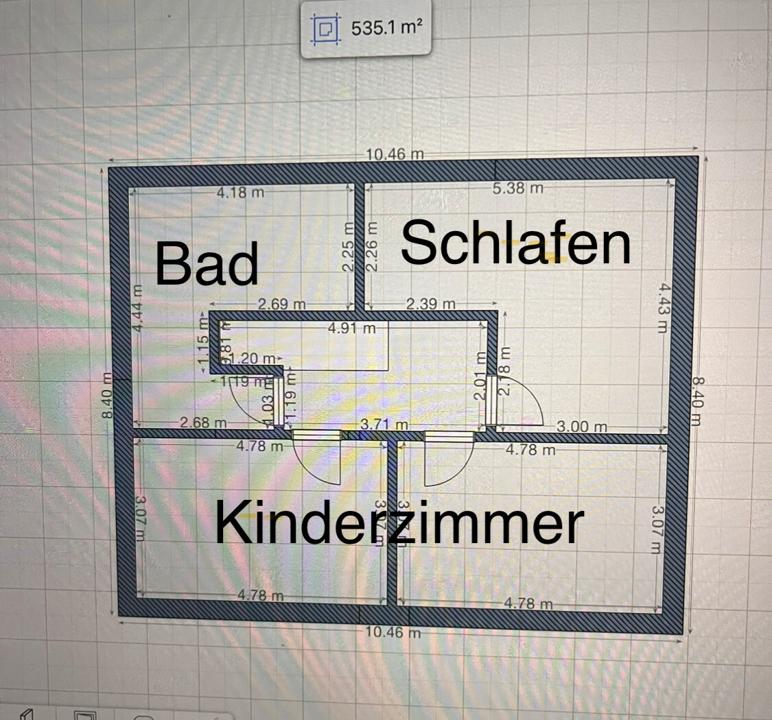 Grundriss: Bad links, Schlafen oben, Kinderzimmer unten; Außenmaße 10,46×8,40 m.