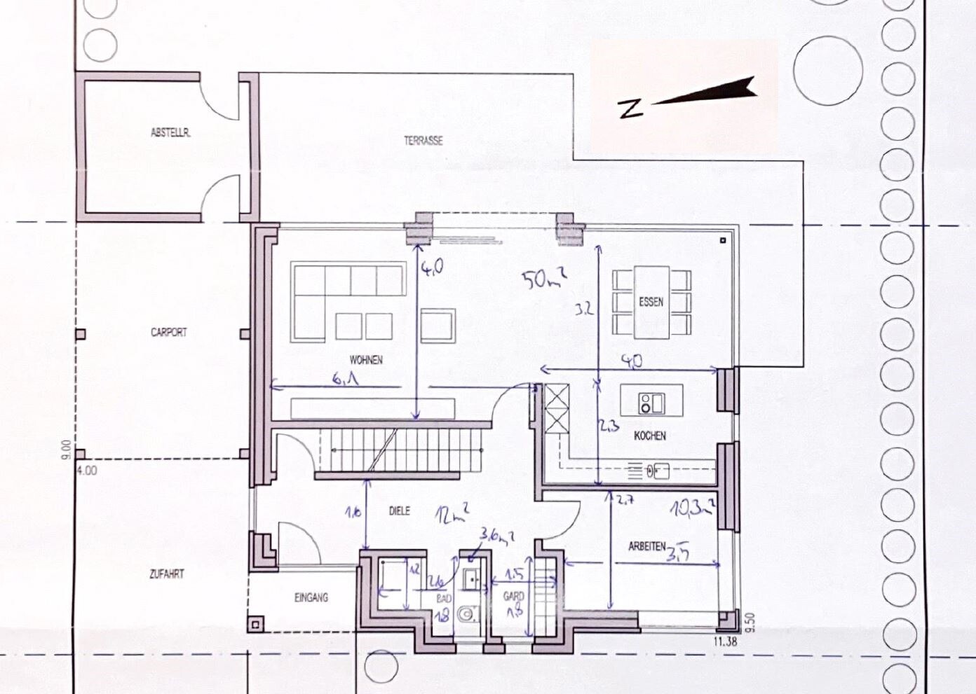 Grundrissplan eines Hauses mit Wohnzimmer, Küche, Essbereich, Terrasse, Eingang und Carport