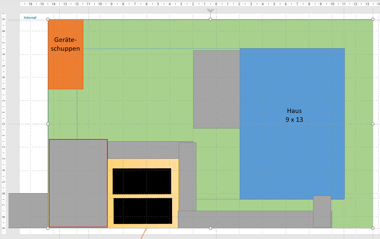 Grundriss des Gartens: Haus 9x13, orange Geräteschuppen, Wege und Rasen.