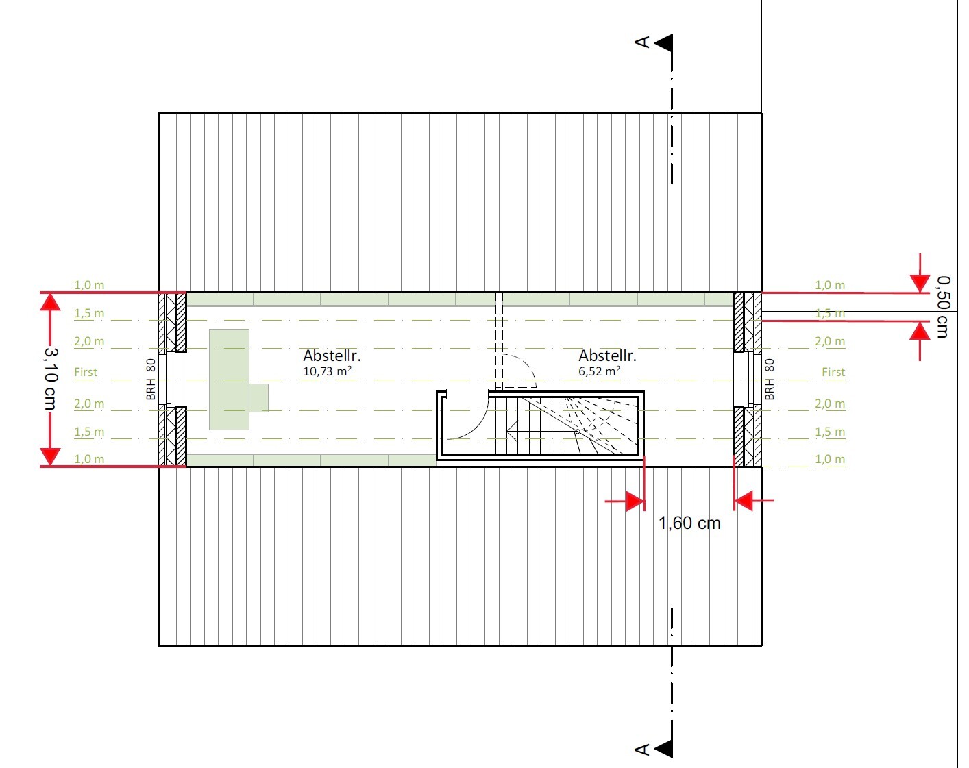 Grundriss eines Gebäudeteils mit zwei Abstellräumen, Treppe und Maßangaben.