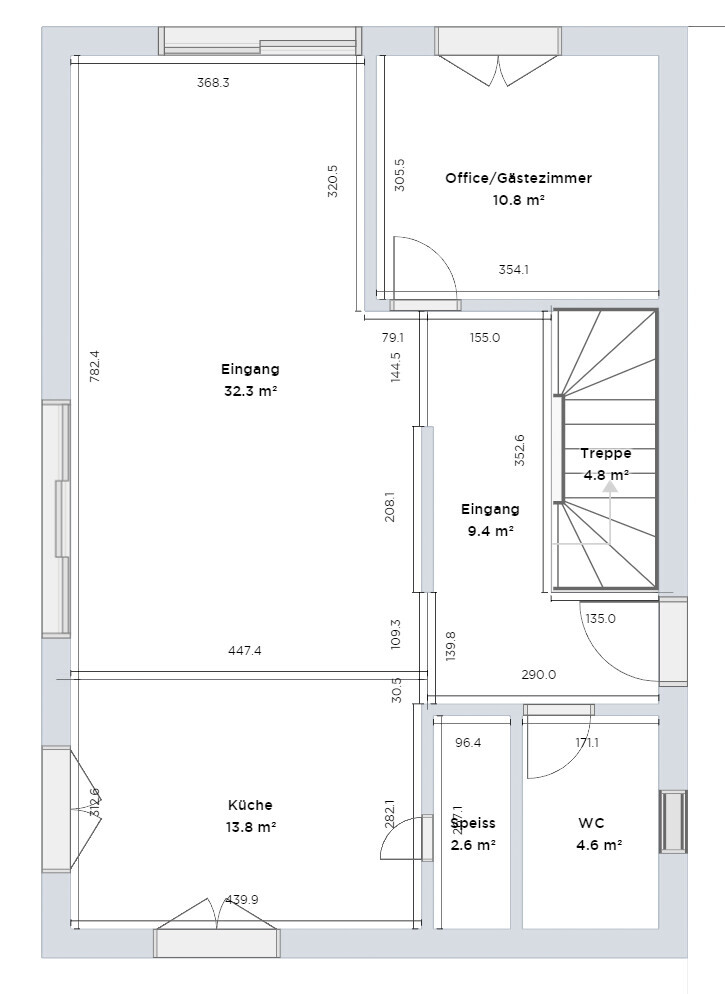 Grundriss eines Hauses mit Eingängen, Küche, Büro/Gästezimmer, Treppe, Speise, WC.