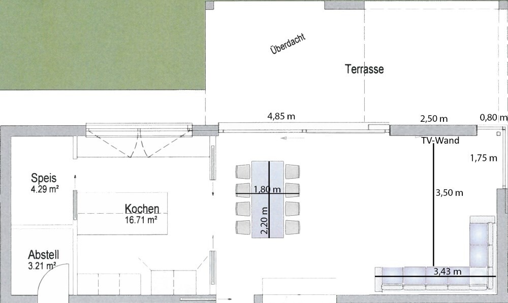 Grundriss eines Wohn-/Essbereichs mit Küche, Speis, Abstell, Esstisch, TV-Wand und Terrasse.