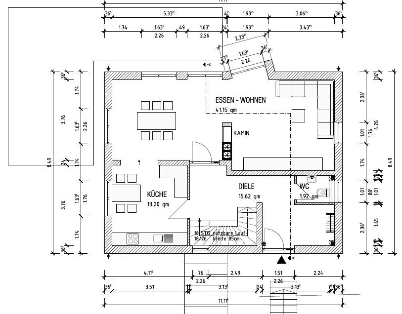 Grundrissplan eines Hauses mit Küche, Essbereich, Wohnzimmer, Diele und WC.