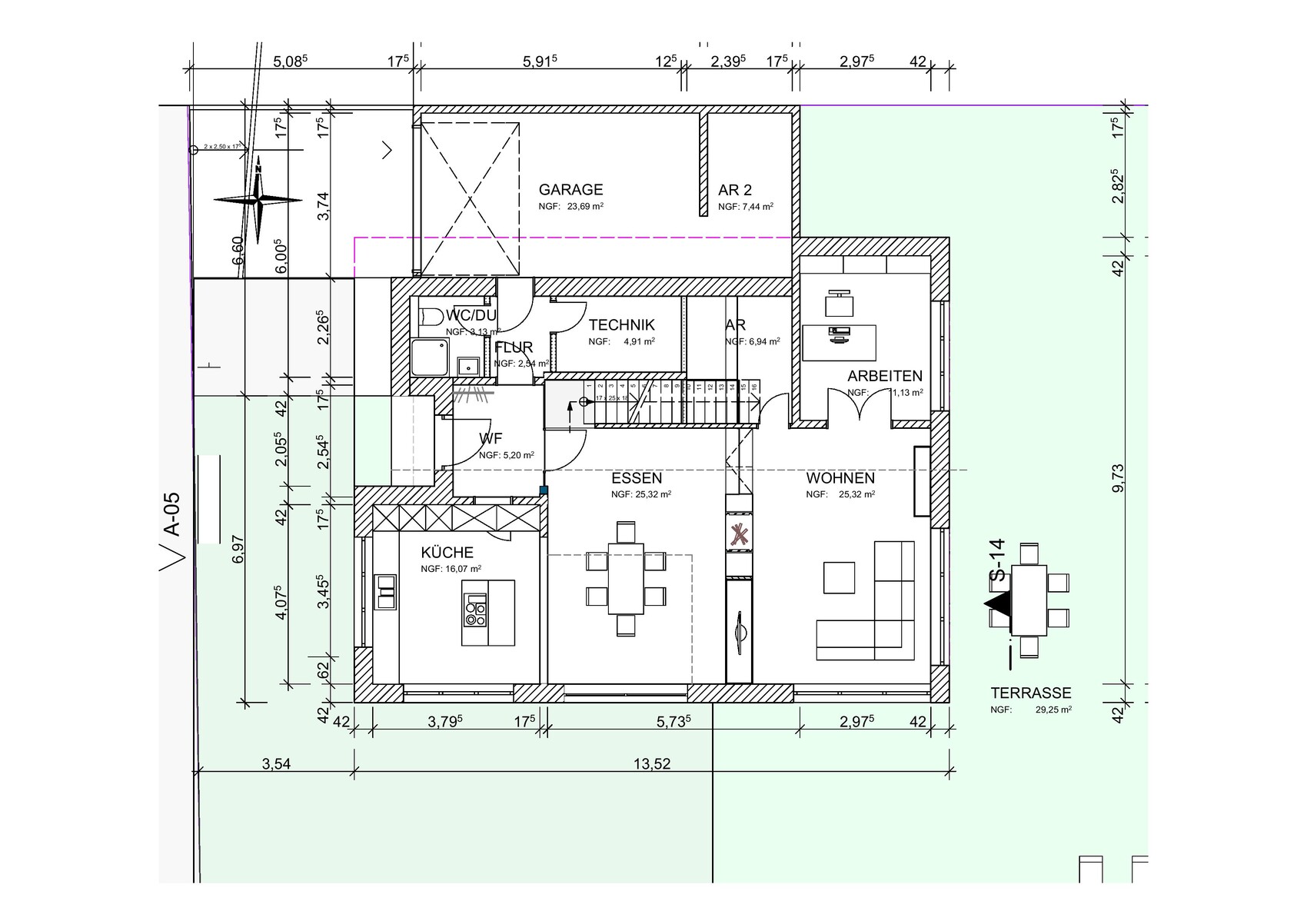 Grundriss eines Hauses: Küche, Essen, Wohnen, Garage, Terrasse und Technikflächen.