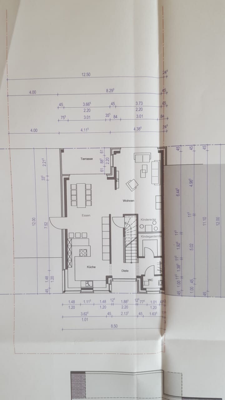 2D-Grundriss eines Hauses mit Küche, Essbereich, Wohnzimmer, Terrasse und Treppenhaus