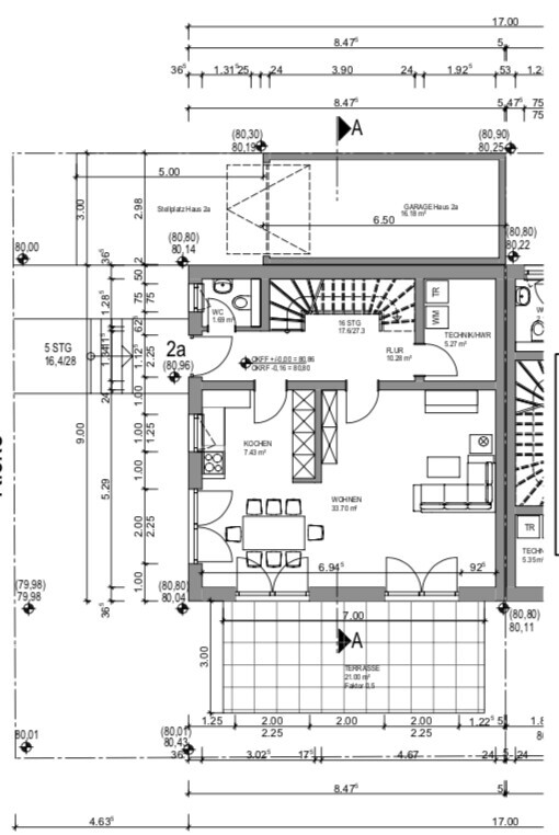 Grundriss eines Hauses mit Küche, Esszimmer, Wohnzimmer, Terrasse und Garage