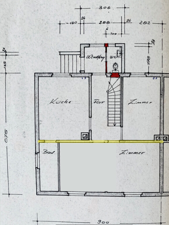Grundriss eines Hauses mit Küche, Flur, zwei Zimmer, Bad, WC und Treppe.