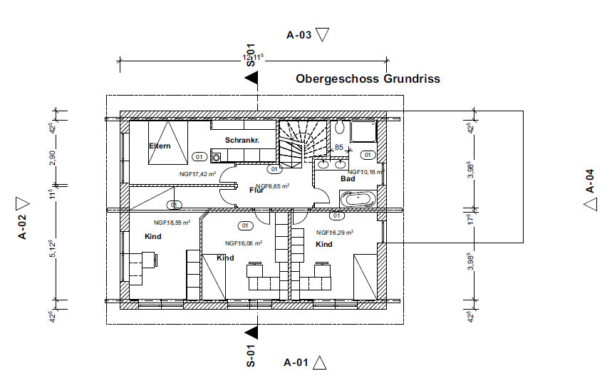 Obergeschoss Grundriss mit Elternzimmer, drei Kinderzimmern, Flur, Bad und Treppe.