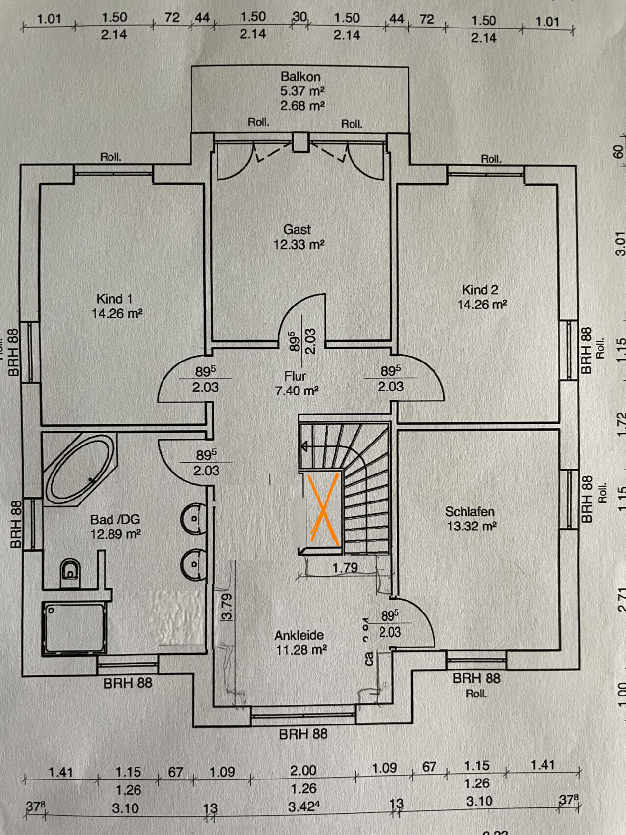 Grundriss eines Obergeschosses: Flur, Gast, Schlafen, Ankleide, Bad, 2 Kinderzimmer, Balkon, Treppe.