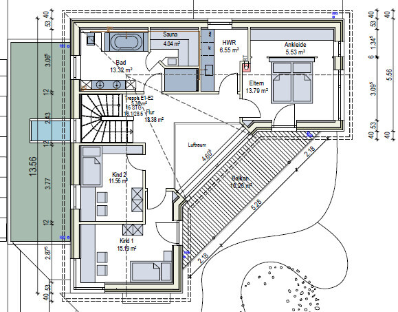 Grundriss eines Hauses mit Flur, Treppe, Balkon, Sauna, Bad, Ankleide, Eltern- und Kinderzimmern.