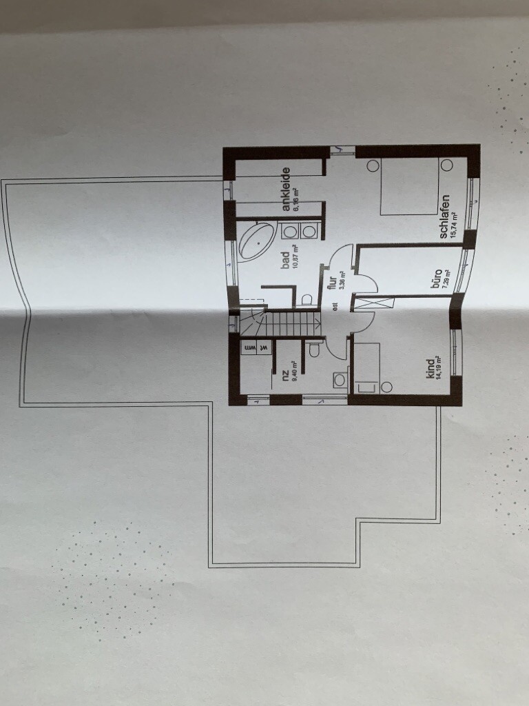 Grundriss eines oberen Stockwerks mit Flur, Bad, Ankleide, Schlafzimmer, Büro und Kinderzimmer.