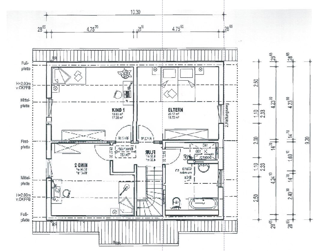 Grundriss eines Hauses: zwei Schlafzimmer (ELTERN, KIND 1), Flur, Treppenhaus, Bad, Küche.