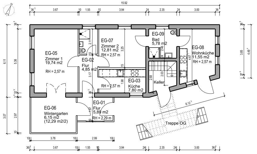 Grundriss Erdgeschoss eines Hauses mit Zimmern, Küche, Bad, Fluren, Wintergarten, Keller und Treppe.