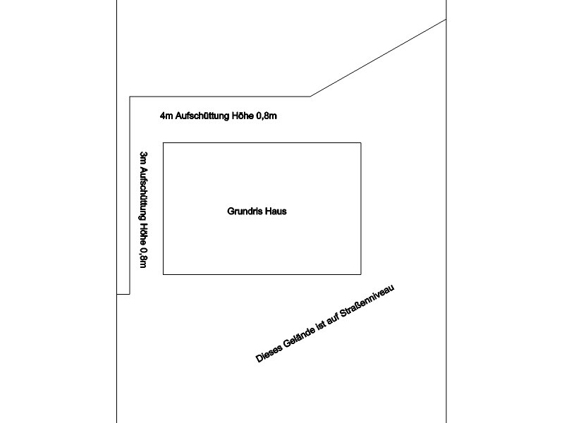 Grundrissplan eines Hauses mit Geländeangaben und Straßenniveau